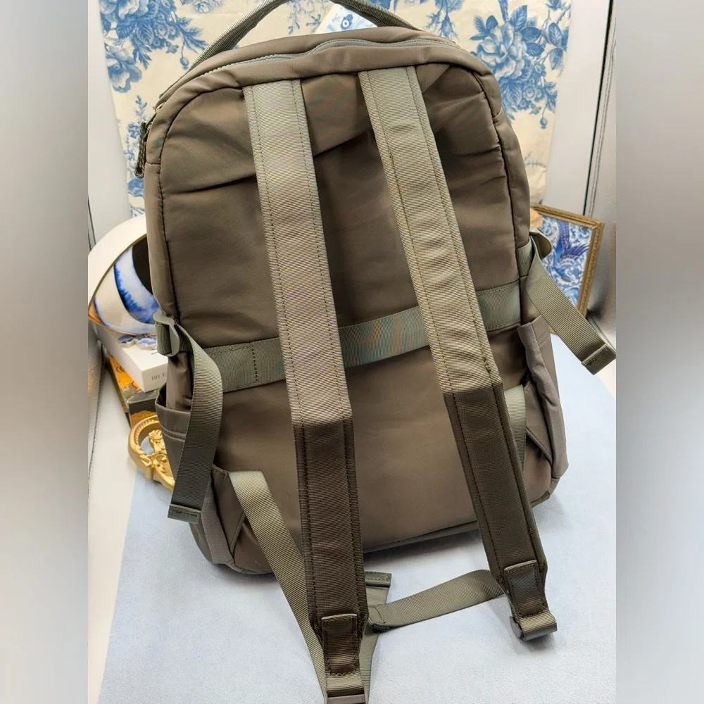 🆕 lululemon athletica 🧿 NWOT New Crew Backpack, Bay Leaf (Olive Green) - 22L